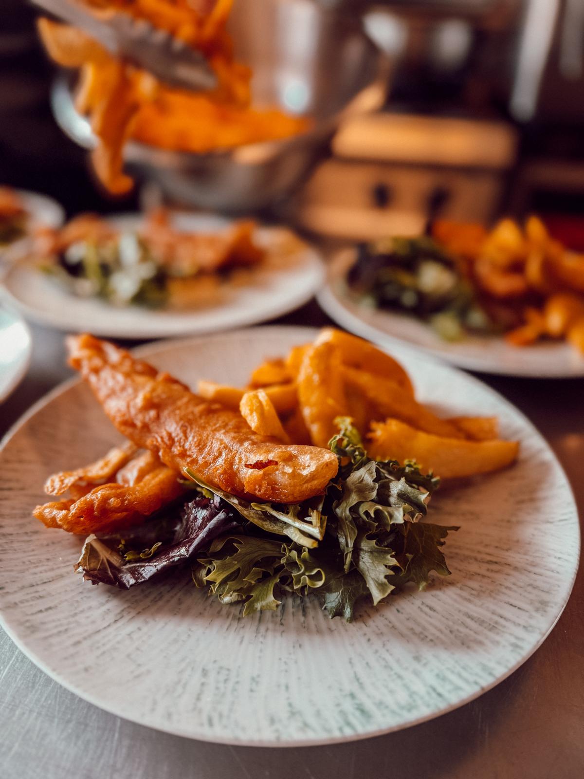 Assiette généreuse accompagnée de frites maison