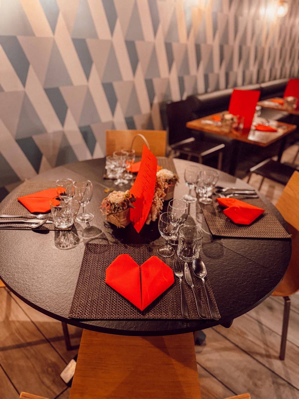 Salle et table dressée du restaurant Côté Saveurs