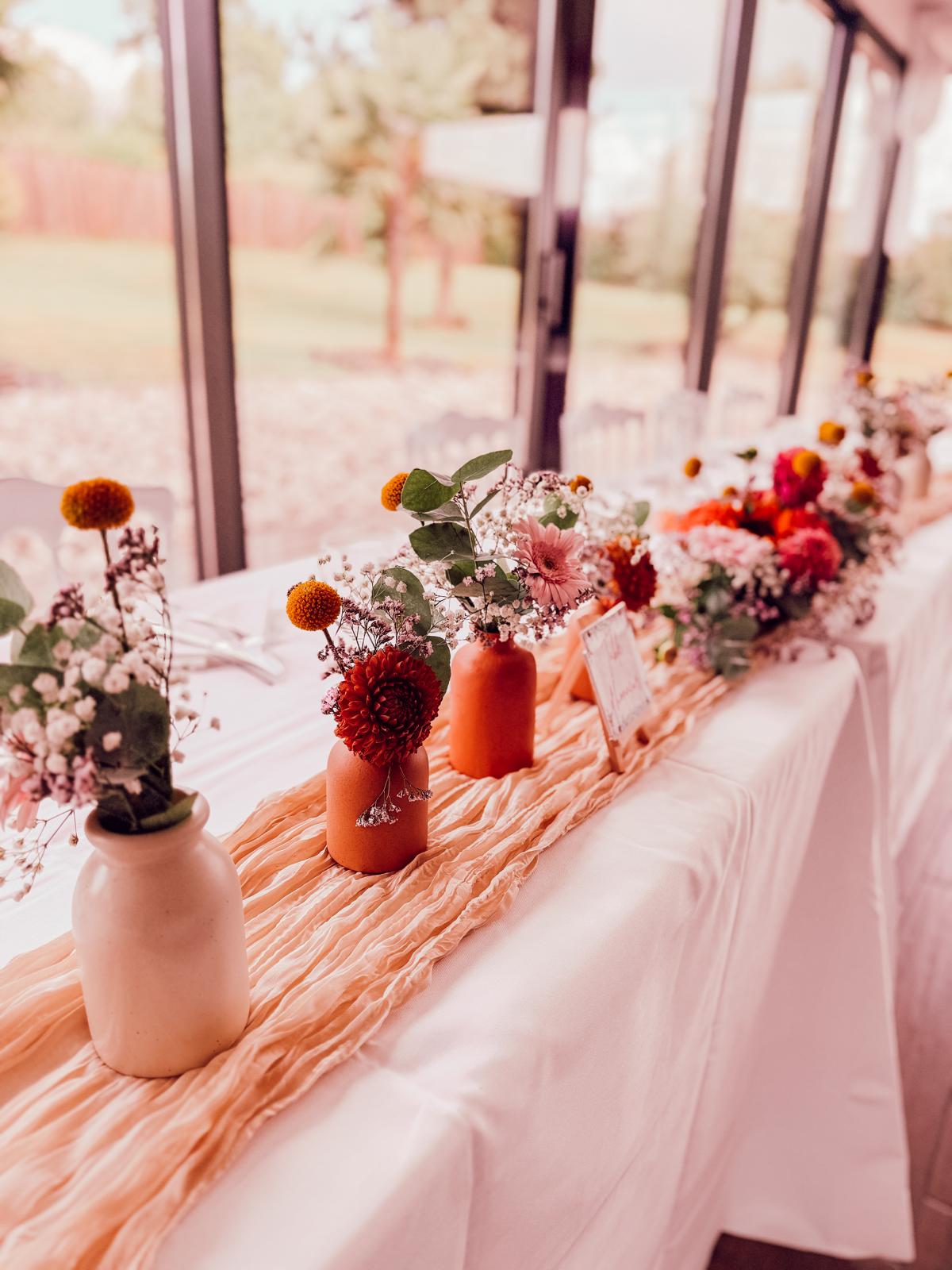 Décoration florale d’une table de réception